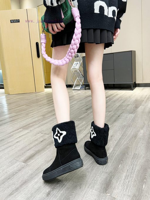 p. Classic Lv snow boots are made of handmade patchwork fabric, and each pair of shoes consu2s1mpbp2 - Image 10