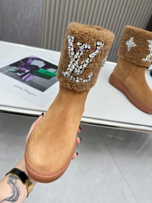 p. Classic Lv snow boots are made of handmade patchwork fabric, and each pair of shoes consu0kyr8z5h - Image 3