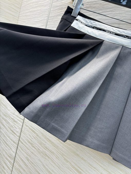 CB77557 Prada 25 Spring/Summer Color Contrast Splicing Hundred Fold Half Skirt Paired With A Co w1nzkpka - Image 7