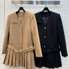 The CL72360 V-neck Buckle Design For Autumn/winter 24 Features A Woolen Dress With An Elegant A htq5luvf