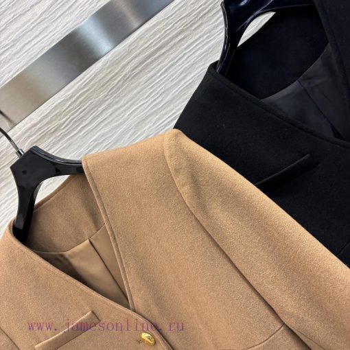 The CL72360 V-neck Buckle Design For Autumn/winter 24 Features A Woolen Dress With An Elegant A htq5luvf - Image 7