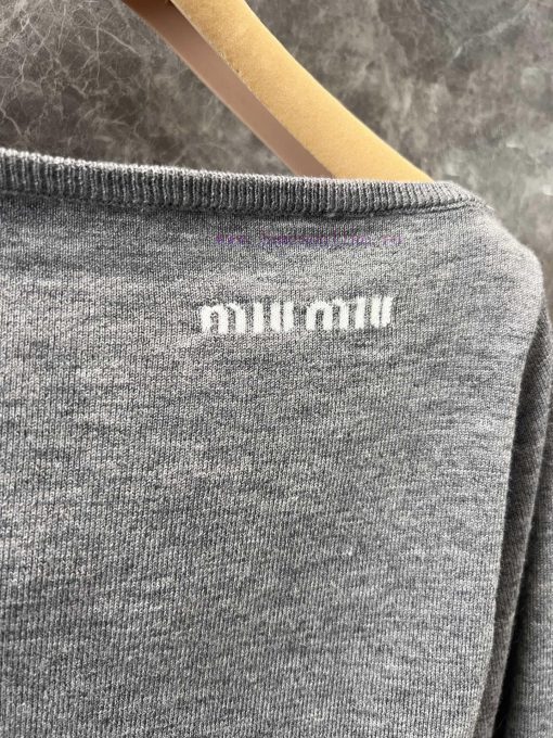 ZT60563 Miumi * 25Ss Early Spring New One Word Collar Letter Hooded Sweater | YB Developed One x34mr4sy - Image 6