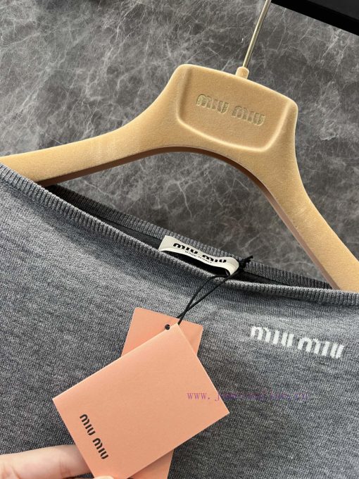 ZT60563 Miumi * 25Ss Early Spring New One Word Collar Letter Hooded Sweater | YB Developed One x34mr4sy - Image 9