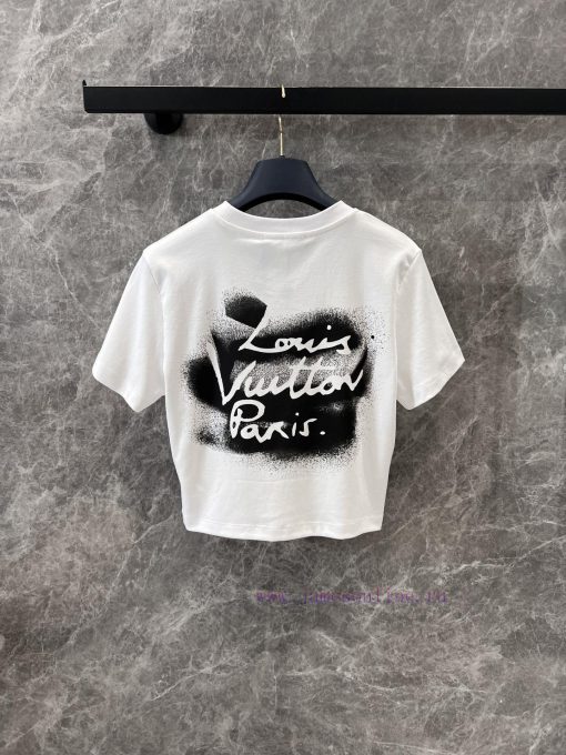 ZT60581 Louis Vuitton 25Ss Early Spring New Back Logo Printed Chain Short Sleeved T-shirt 丨 Dev a8zjav4d - Image 3