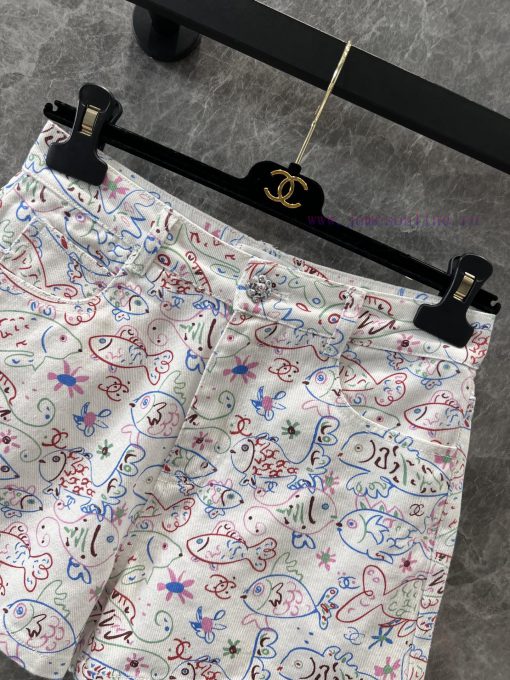 ZK60667 Chanel 25C Early Spring New Color Graffiti Fish Print Denim Shorts | Fashionable And Mu 1u0ru07h - Image 4