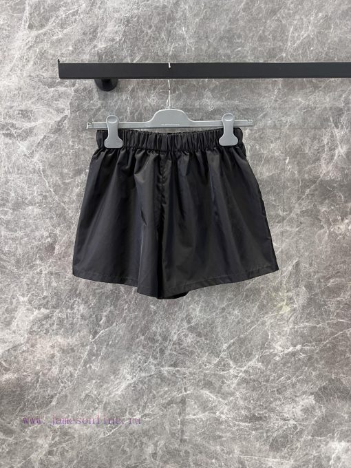 ZK60692 Prada 25Ss Early Spring New Triangle Logo Decorative Elastic Waist Casual Shorts 丨 The qhxxi76a - Image 3
