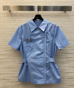 CC76809 Miu Miu Collar Decoration Shirt With Small Brooch Logo Embellishment Unique And Eye-cat n0hopyjh
