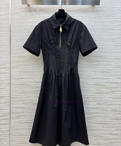 CL77089 Schiaparelli 25 Spring/Summer Collar And Half Zipper Design Dress With Heavy Pleating D m1fgud4h