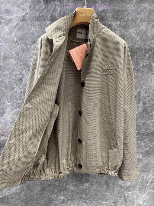 ZW60221 MiuMiuiu 25Ss Early Spring New Letter Grid Button Stand Up Collar Jacket 丨 YB Developed jjtjwdxv - Image 3