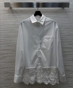 CC75781 Bottom Lace Splicing White Shirt Bids Farewell To The Monotony Of Shirts. This Piece Lo b2c04x35