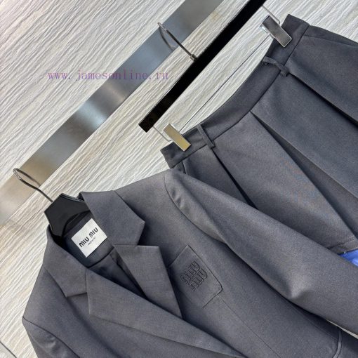 CT75953 Miu Miu Miu 25 Early Spring New Collection A Suit Jacket And High Waisted Pleated Short quqlcene - Image 6
