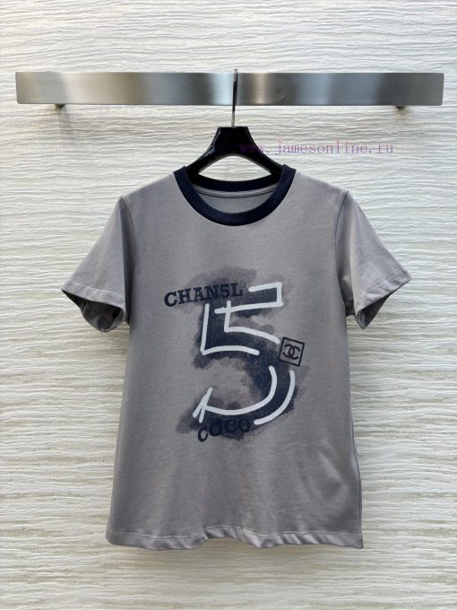 CT76026 Chanel 25 Spring/Summer Digital 5-Letter Printed T-shirt With Exquisite And Compact Des pkesojoa - Image 2
