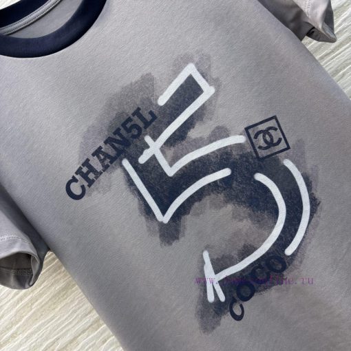 CT76026 Chanel 25 Spring/Summer Digital 5-Letter Printed T-shirt With Exquisite And Compact Des pkesojoa - Image 8