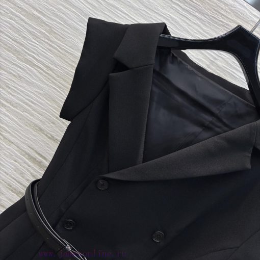 CL76039 Dior's Early Spring Collection Of 25 Years Featuring A Sloping Shoulder And Off Shoulde bym88y6q - Image 4