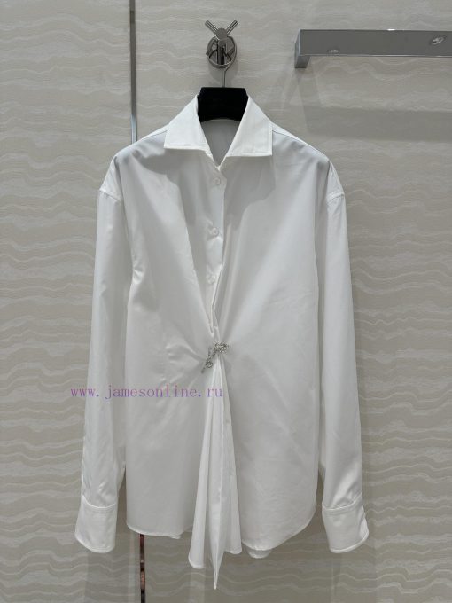 AC71582 Prada's Smart And Stylish Outfit Is Adorned With A Bell Orchid Crystal Diamond Brooch W bsv32iqv - Image 2