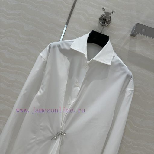AC71582 Prada's Smart And Stylish Outfit Is Adorned With A Bell Orchid Crystal Diamond Brooch W bsv32iqv - Image 3