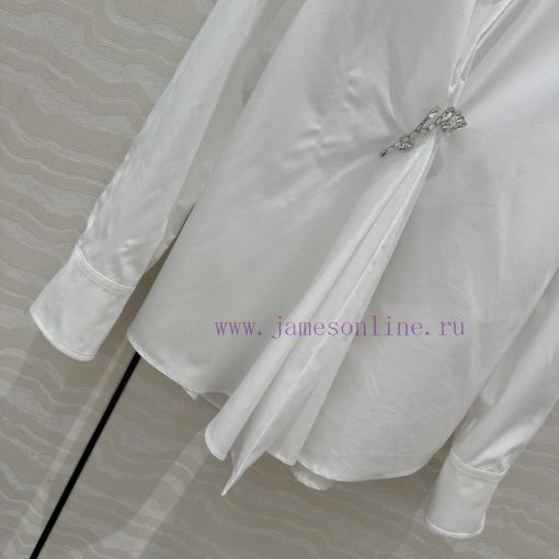 AC71582 Prada's Smart And Stylish Outfit Is Adorned With A Bell Orchid Crystal Diamond Brooch W bsv32iqv - Image 6