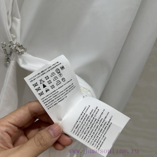 AC71582 Prada's Smart And Stylish Outfit Is Adorned With A Bell Orchid Crystal Diamond Brooch W bsv32iqv - Image 9