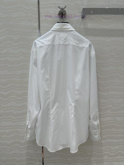 AC71582 Prada's Smart And Stylish Outfit Is Adorned With A Bell Orchid Crystal Diamond Brooch W bsv32iqv - Image 10