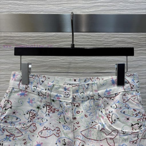 CK76077 Chanel 25 Early Spring New Collection Fun Graffiti Printed Cowboy Shorts A-line Version 9i4s7kc9 - Image 3