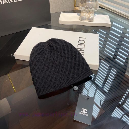 Chanel New Black and White Double C Diamond Grid Knitted Hat with Knitted Yarn in Stock Chaorapzse3 - Image 10