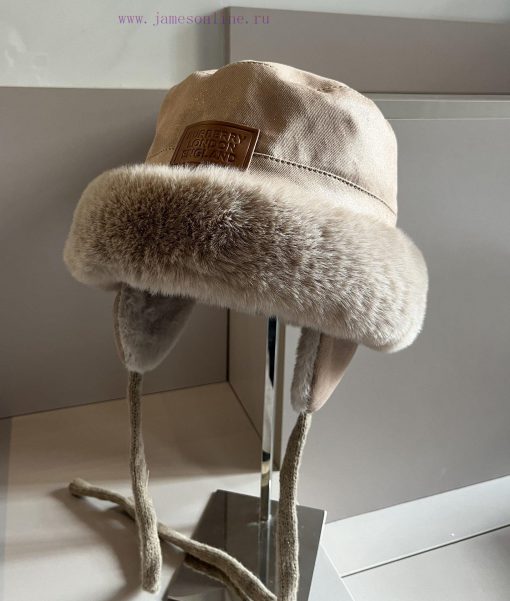 Burberry's new ear protection hat with fleece lining, essential for keeping warm in autumn afos1r5q6 - Image 2