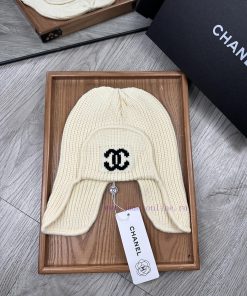 A must-have for keeping warm in winter at C's home, the Lei Feng hat. This Lei Feng hat is r4pu2vsdy