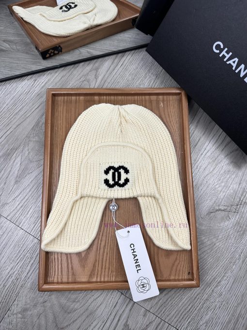 A must-have for keeping warm in winter at C's home, the Lei Feng hat. This Lei Feng hat is r4pu2vsdy