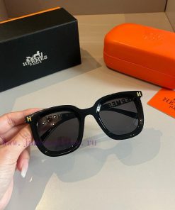 Hermes' classic boxy design, not picky about face shape, exudes elegance when paired with coq13lqdcw