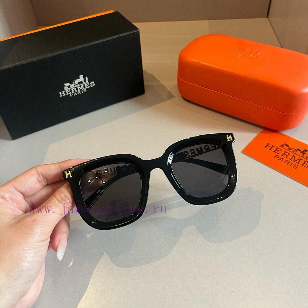 Hermes' classic boxy design, not picky about face shape, exudes elegance when paired with coq13lqdcw