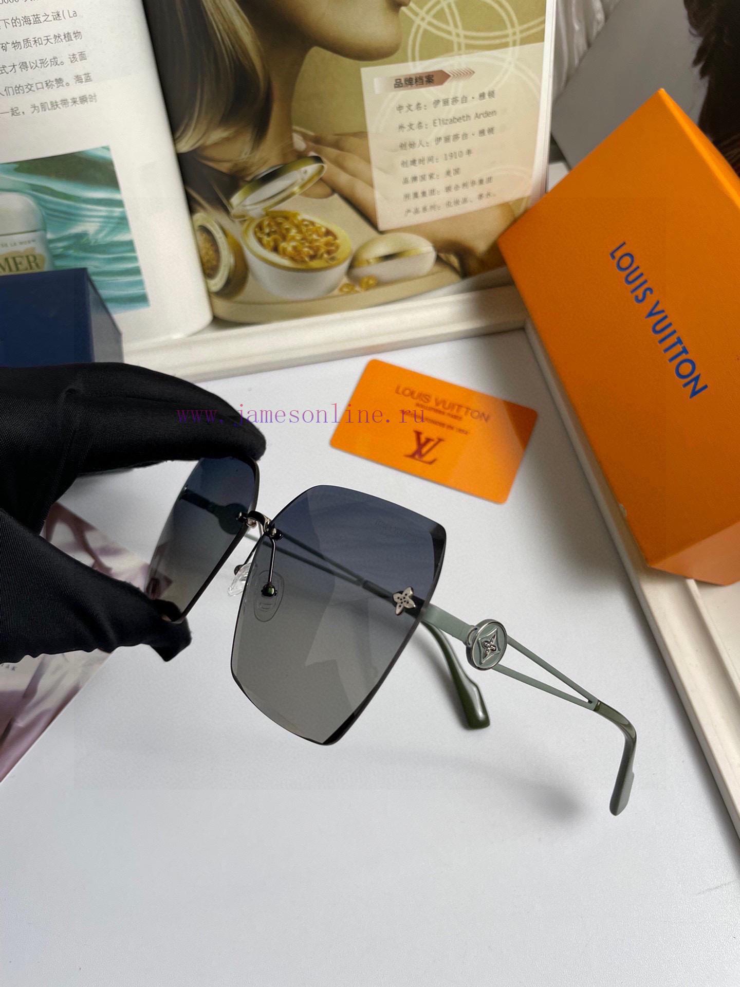 Louis Vuitton LV Women's Sunglasses with HD Nylon Lens, Classic Clover Elements, Retro Stylenvywlkio - Image 7