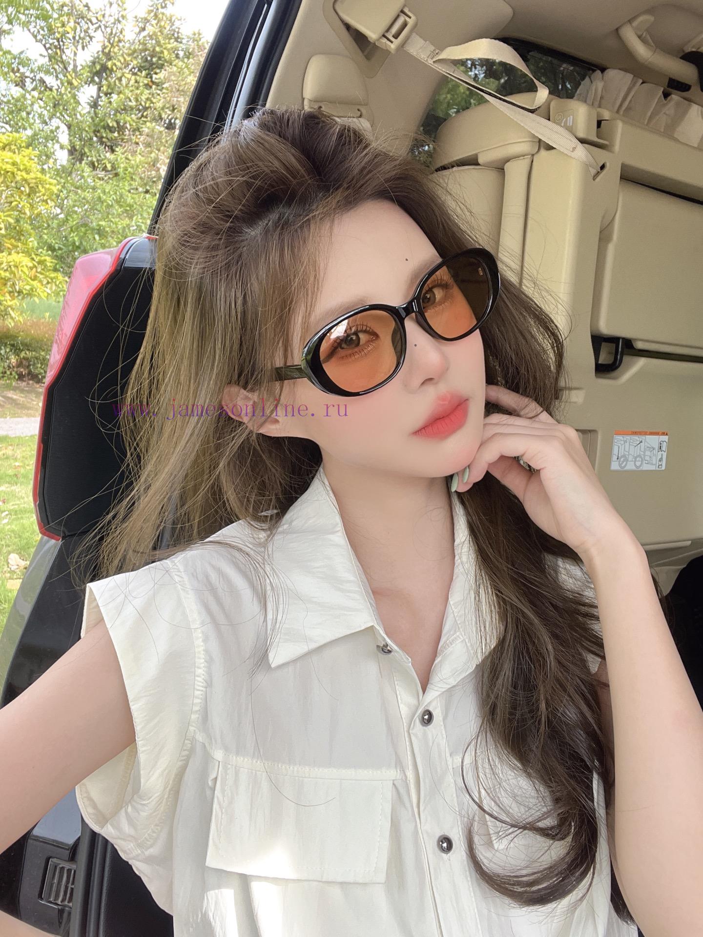 Gucci's classic small frame design, not picky about face shape, looks very stylish whether pralg246l