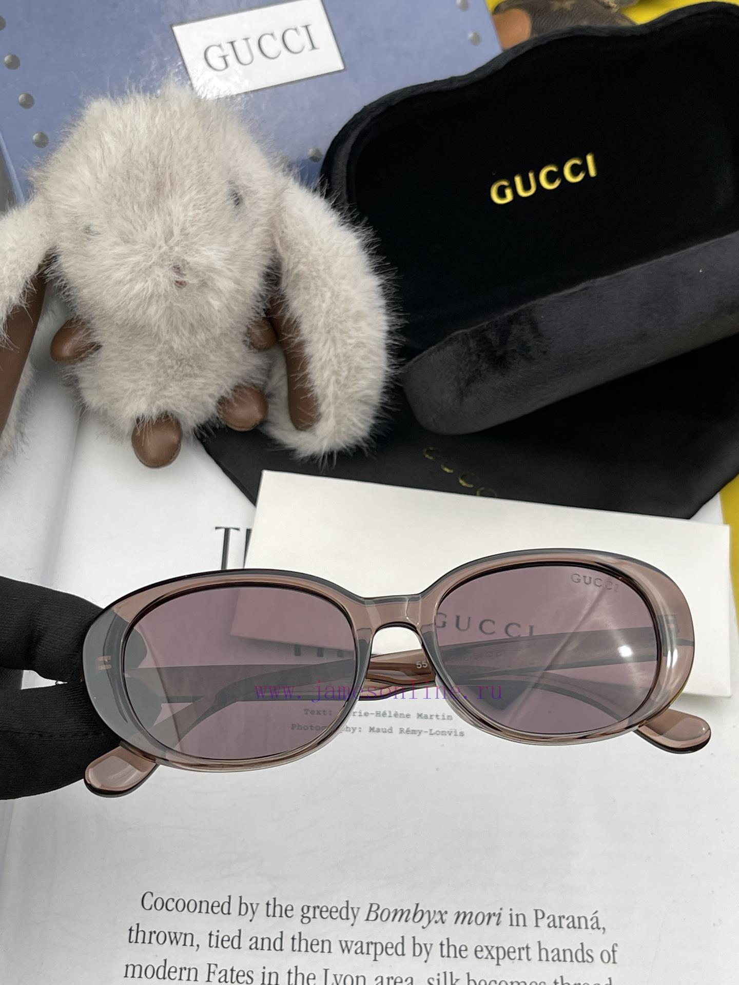 Gucci's classic small frame design, not picky about face shape, looks very stylish whether pralg246l - Image 4