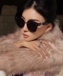 Herm è s' classic boxy design, not picky about face shape, looks very elegant whether pairedpii57g51