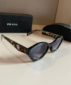 Prada Big Sister Cat Eye SunglassesNumerous celebrities share the same style of cool sunglasb0e2bcws
