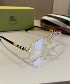 Burberry's new one-piece driving mirror sunglasses are a must-have for travel, with multipleopp9oayq