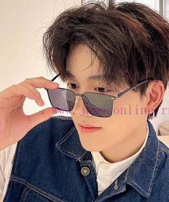 GucciGucci's new one-piece driving mirror sunglasses are a must-have for all travelers. Multdrabsasw