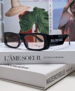 Balenciaga's popular spring/summer 2024 collection, futuristic sunglasses, sporty and minima2dehz4o1