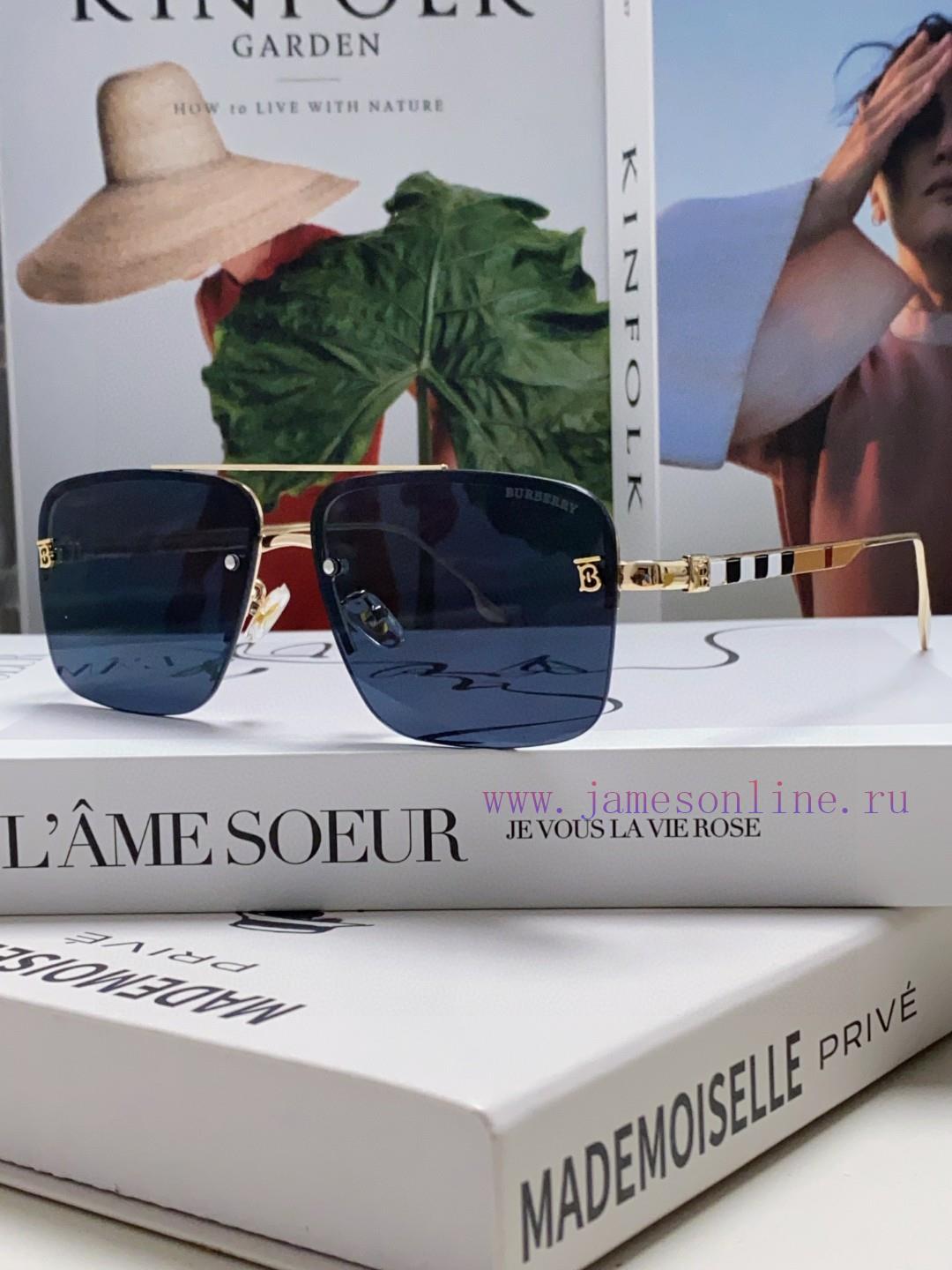 Burberry's new one-piece driving mirror sunglasses are a must-have for travel, with multiple3o99emp3