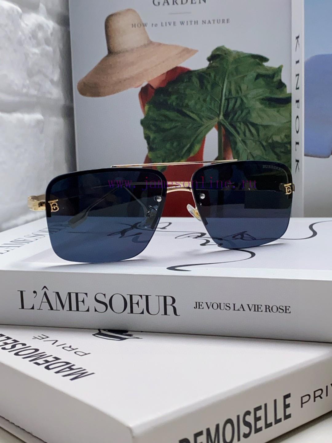 Burberry's new one-piece driving mirror sunglasses are a must-have for travel, with multiple3o99emp3 - Image 3