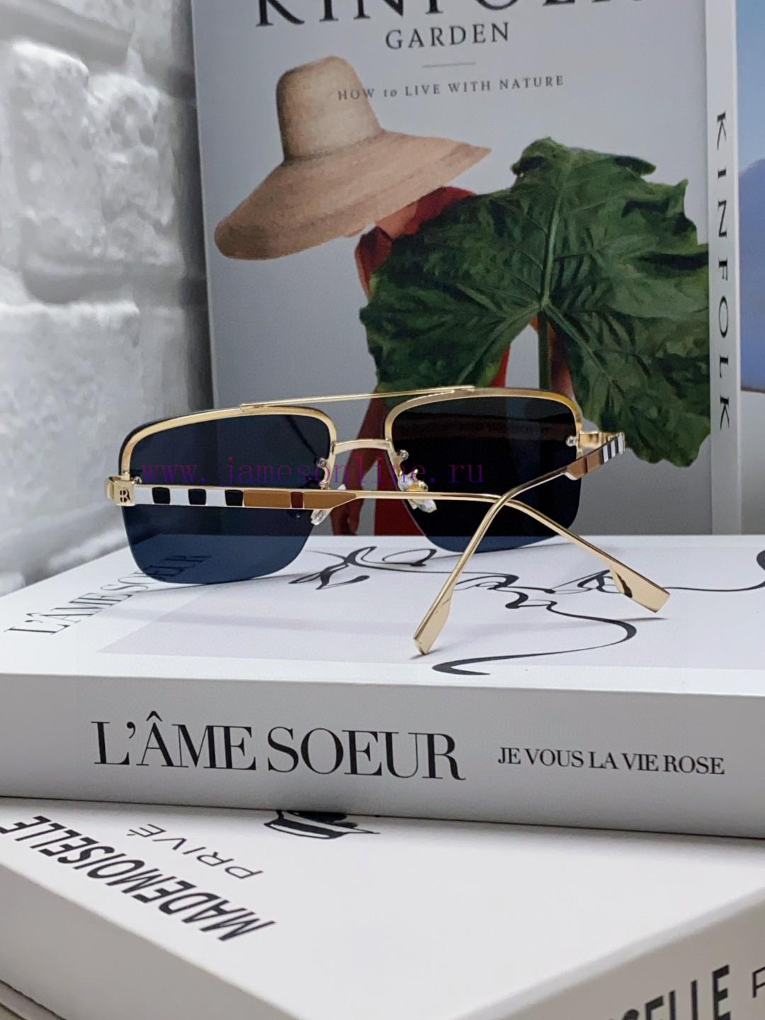 Burberry's new one-piece driving mirror sunglasses are a must-have for travel, with multiple3o99emp3 - Image 4