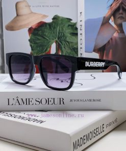 BurberryMirror leg logo has become the most popular fashion element nowadaysNo excessive burvh9ijr1v