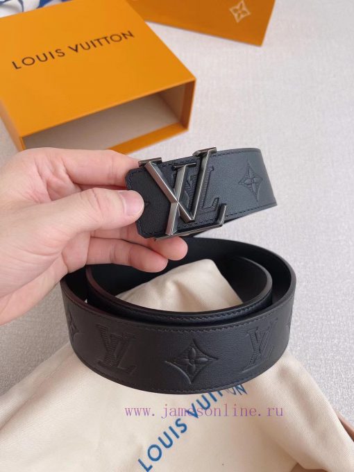 This LV Pyramide belt features natural calf leather paired with Louis Vuitton color design e 1070e8fw