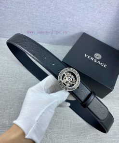 The 3D hollowed out Medusa on the Versace head logo waistband buckle with a width of 4.0cm g wg7qe2b0
