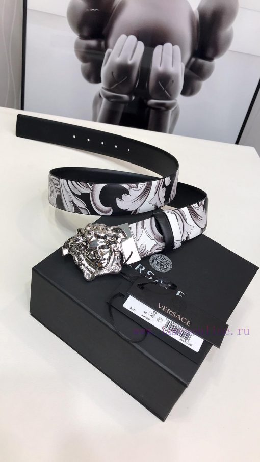 This Versace double-sided belt has two ways of wearing. One side is printed with Silver Baro a6syuxbe - Image 6