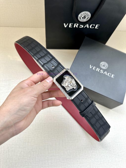 The 3D decoration on the buckle of the Versace head emblem waistband with a width of 4.0cm f uiiazu1j