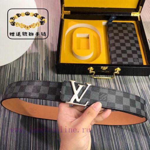 Louis Vuitton Belt and Wallet, a two-piece set of world-renowned luxury goods from Italy, fe u6ifo2nc - Image 4