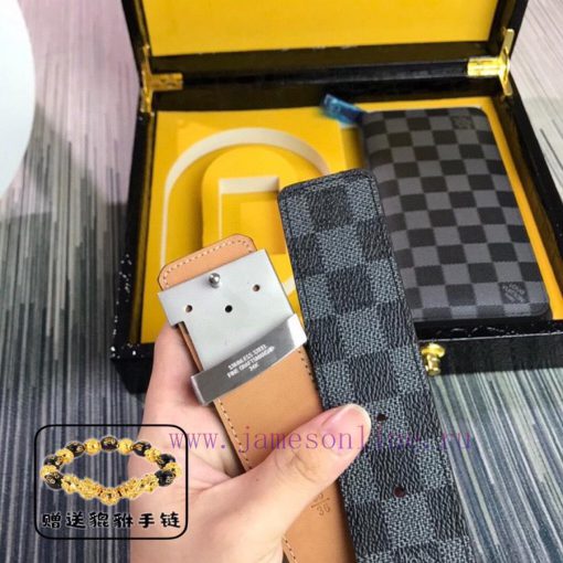 Louis Vuitton Belt and Wallet, a two-piece set of world-renowned luxury goods from Italy, fe u6ifo2nc - Image 9