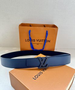 This 3.4-wide LV Heritage double-sided belt is made of grain and smooth leather, polished an p802z2af