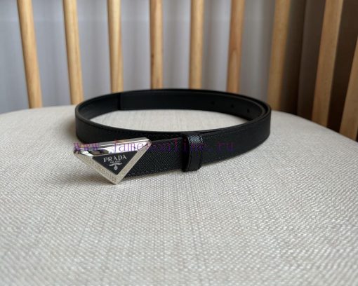 PRADA's belt design is simple yet exquisite. The metal buckle presents the iconic triangular gxgaq9zk